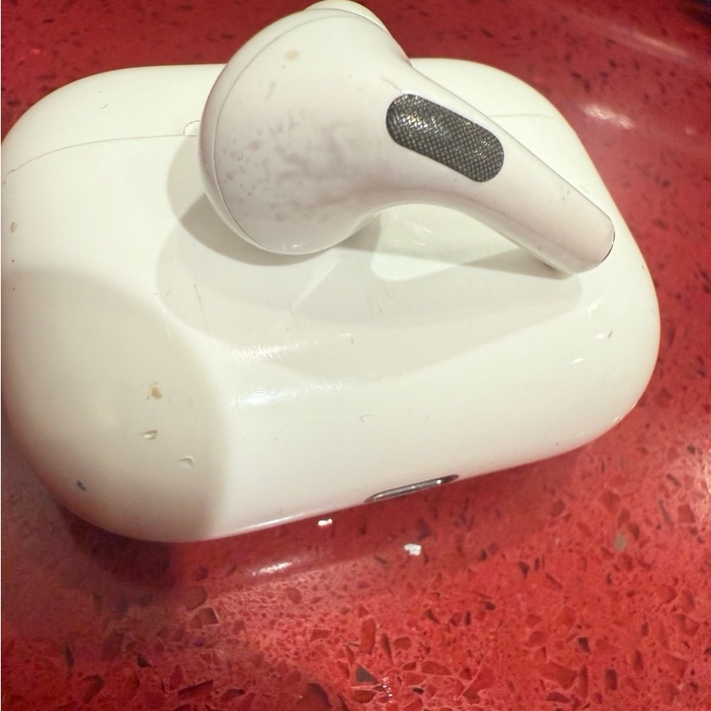 AirPod Pro Left Ear & Case - Picture 4 of 4